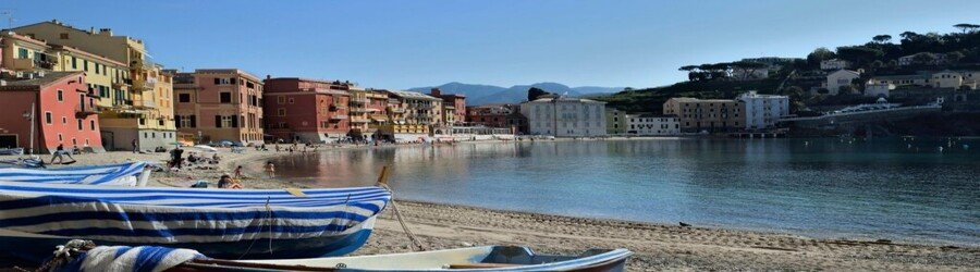 Baia del Silenzio beach in Sestri Levante with calm water and colorful buildings