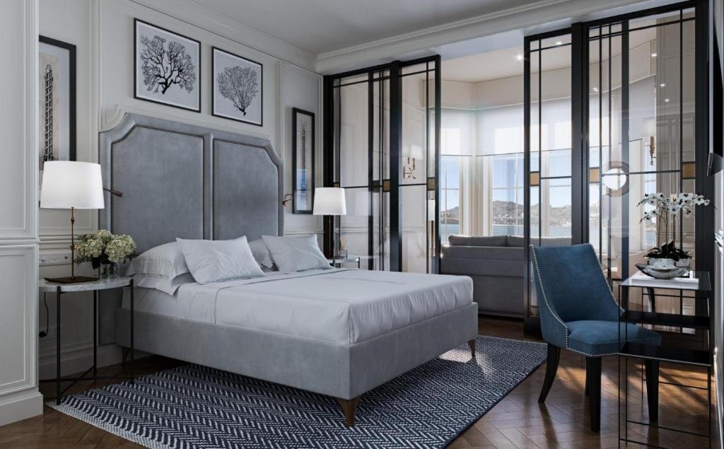 Elegant suite at Hotel Boutique Villa Favorita with plush bed and stylish sitting area