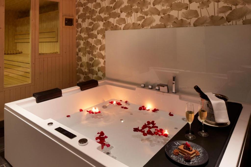 Romantic spa jacuzzi at Hotel & Thalasso Villa Antilla with candles and champagne