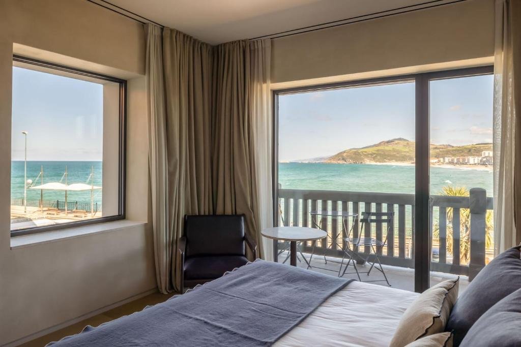 Ocean-view suite at Hotel Ur Bare with balcony and coastal scenery