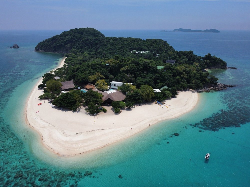 Discovery Coron private island with white sand beach and turquoise water