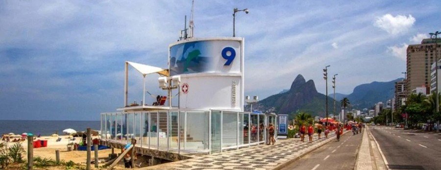 Posto 9 lifeguard station on Ipanema Beach with the famous black and white promenade in Rio de Janeiro