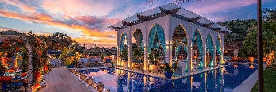 Pedra da Laguna Boutique Hotel & Spa Pool Candlelit swimming pool and arched pavilion at sunset at Pedra da Laguna Boutique Hotel & Spa in Búzios.