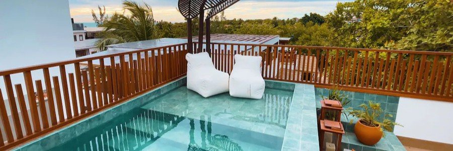 Private rooftop plunge pool at Saluz Boutique Hotel in Jericoacoara overlooking tropical surroundings.