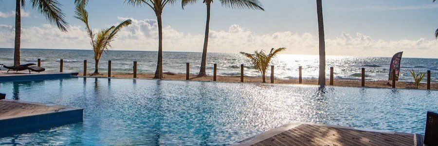 Infinity pool overlooking the beach at Vivant Eco Beach Resort in Barra Grande on the Maraú Peninsula.