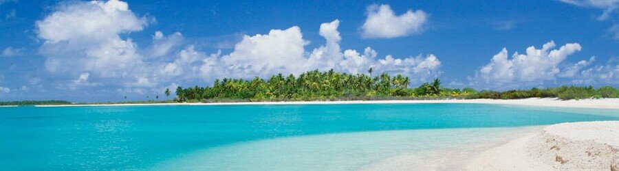 Turquoise lagoon and palm-fringed shoreline in Avatoru, Rangiroa, Tuamotu Islands