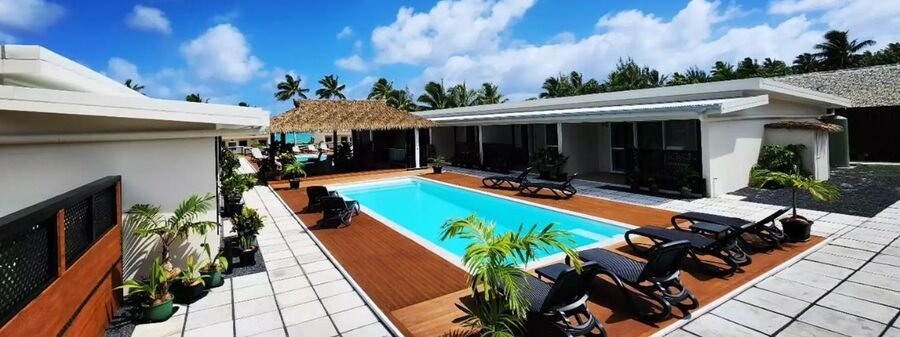 Resort Tava’e pool and villas on Aitutaki in the Cook Islands