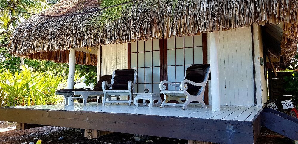 Bungalow patio with thatched roof at Les Relais de Josephine Rangiroa