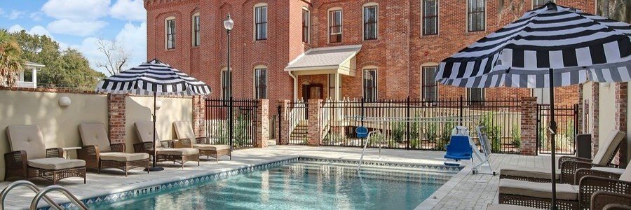 Pool courtyard at Amelia Schoolhouse Inn, a historic boutique hotel in Fernandina Beach, Florida.