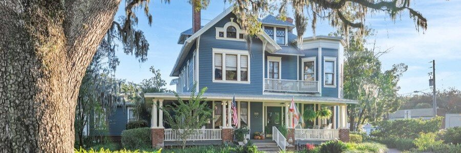 Historic Victorian-style Hoyt House Bed and Breakfast surrounded by oak trees in Fernandina Beach, Florida.