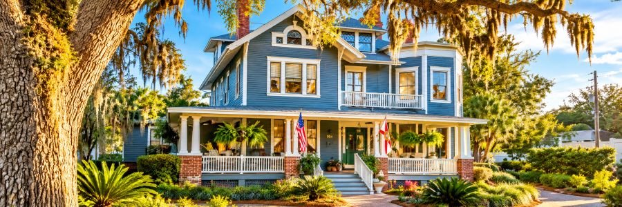 Hoyt House Amelia Island surrounded by live oaks, Spanish moss, and lush gardens in historic Fernandina Beach.