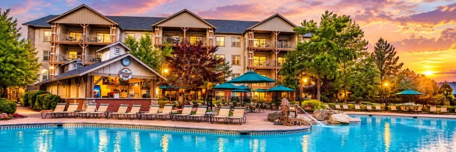 Marriott's Willow Ridge Lodge in Branson with outdoor swimming pool and resort grounds